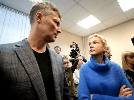 Бывший шеф-редактор информагентства Ура.ру Аксана Панова, обвиняемая в вымогательстве, во время оглашения приговора в Ленинском суде Екатеринбурга. Слева- мэр Екатеринбурга, председатель городской думы Евгений Ройзман. Фото: РИА Новости