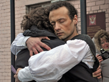 Бывший директор сельского ДК в Тверской области Илья Фарбер, обвиненный во взяточничестве и приговоренный по этому обвинению к трем годам тюрьмы, обнимает сына Петра у дверей следственного изолятора №1 в Твери. Фото: РИА Новости