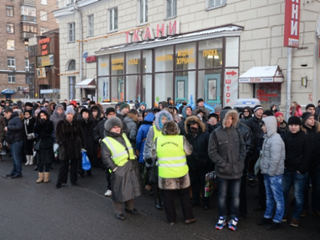 Пассажиры метро и сотрудники ГУП «Мосгортранс» у станции «Автозаводская». Фото: РИА Новости