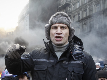 Один из лидеров украинской оппозиции Виталий Кличко встречается со сторонниками евроинтеграции в центре Киева, где происходят беспорядки и столкновения с милицией. Фото: Reuters