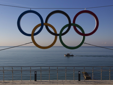 Олимпийские кольца на набережной рядом с железнодорожной станцией «Адлер». Фото: Reuters