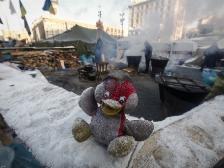 Мягкая игрушка в лагере антиправительственных сил в центре Киева. Фото: Reuters