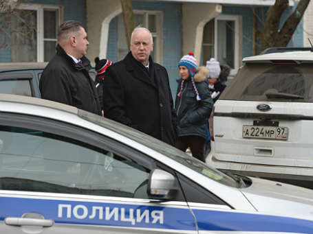 Глава СК РФ Александр Бастрыкин (справа на первом плане) возле московской школы № 263, куда проник вооруженный старшеклассник. Фото: РИА Новости
