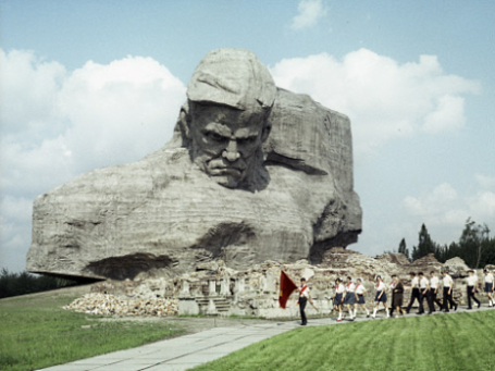 Мемориальный комплекс «Брестская крепость-герой» в Белоруссии. Скульптура воина - главный монумент мемориального комплекса. Скульптор Александр Кибальников. Фото: РИА Новости