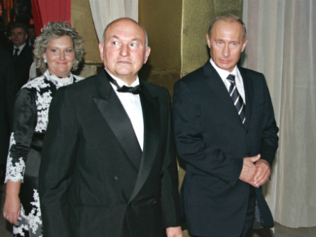 Юрий Лужков (слева) с Еленой Батуриной и президентом РФ Владимиром Путиным (справа) на торжественном вечере в честь 70-летия Лужкова. Фото: РИА Новости