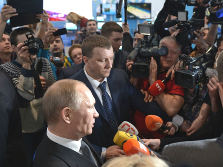 Президент РФ Владимир Путин дает интервью российским и зарубежным журналистам в Медиацентре Сочи. Фото: РИА Новости