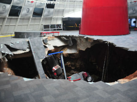 Провал в музее National Corvette Museum. Штат Кентукки, США. Фото: Reuters