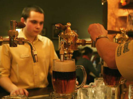 В пивном ресторане Pilsner Urquell в Москве. Фото: РИА Новости