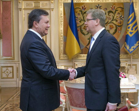 Фото: Reuters. Президент Украины Виктор Янукович во время встречи с Еврокомиссаром по вопросам расширения и европейской политики соседства Штефаном Фюле в Киеве
