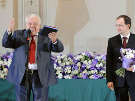 Председатель Союза композиторов России Владислав Казенин (слева) и министр культуры РФ Владимир Мединский на церемонии вручения премий правительства РФ 2012 года в области культуры. Фото: РИА Новости