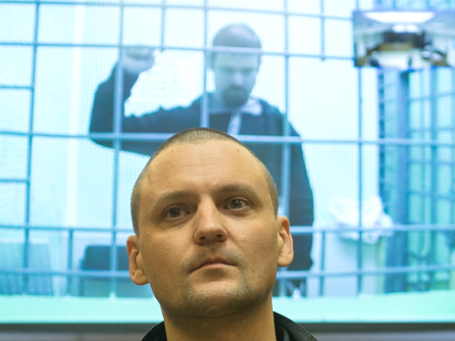 Сергей Удальцов и Леонид Развозжаев (на экране). Фото: РИА Новости