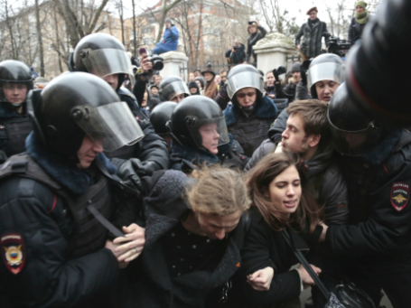 Сотрудники полиции задерживают участниц панк-группы Pussy Riot Марию Алехину (слева) и Надежду Толоконникову (справа) у здания Замоскворецкого суда Москвы во время вынесения приговора по так называемому «Болотному делу». Фото: РИА Новости