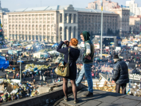 Киевляне на площади Независимости в Киеве. Фото: РИА Новости