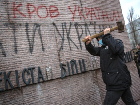 Оппозиционеры пытаются разрушить памятник на Лыбидской площади Киева. Фото: РИА Новости