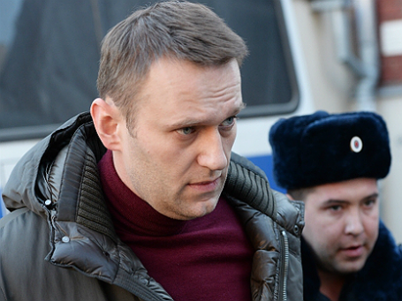 Политик Алексей Навальный (слева) у здания Тверского суда Москвы. Суд 25 февраля арестовал на семь суток Алексея Навального, задержанного накануне в Москве за участие в несанкционированной акции в поддержку осужденных фигурантов «болотного» дела. Фото: РИА Новости.