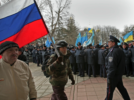 Участники митинга у здания Верховного совета Крыма в Симферополе. Фото: РИА Новости.