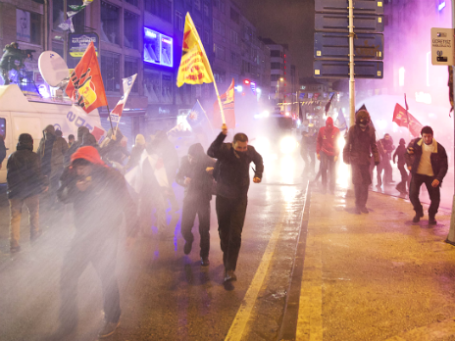 Протестующие на улицах Стамбула 25 февраля 2014 года. Фото: Reuters