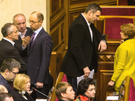 Лидер фракции «Батькивщина» Арсений Яценюк (третий слева) и лидер фракции «УДАР» Виталий Кличко (справа) во время заседания Верховной Рады Украины в Киеве. Фото: РИА Новости