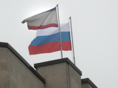 Российский флаг над зданием Совета министров Автономной Республики Крым. Фото: РИА Новости