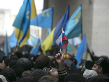 Митинг в Симферополе у здания парламента Крыма 26 февраля 2014 года. Фото: Reuters