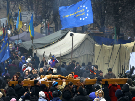 Собравшиеся поминают погибших на площади Независимости в Киеве. Фото: Reuters