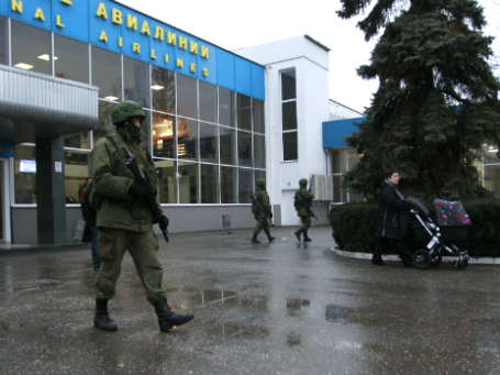 Вооруженные люди патрулируют аэропорт в Симферополе. Фото: Reuters
