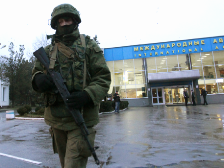 Вооруженные люди патрулируют аэропорт в Симферополе. Фото: Reuters