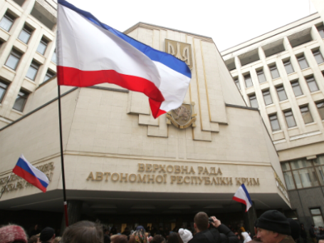 Участники митинга у здания Верховного совета Крыма в Симферополе. Фото: РИА Новости.
