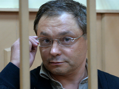 Экс-сенатор Глеб Фетисов, обвиняемый по факту вывода и хищения активов ООО «Мой банк», во время рассмотрения вопроса о его аресте в Басманном суде Москвы. Фото: РИА Новости.