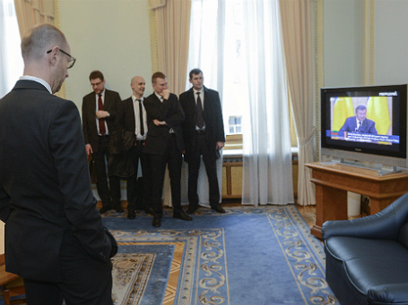 Назначенный Верховной Радой премьер-министр Украины Арсений Яценюк смотрит трансляцию пресс-конференции Виктора Януковича. Фото: Reuters.