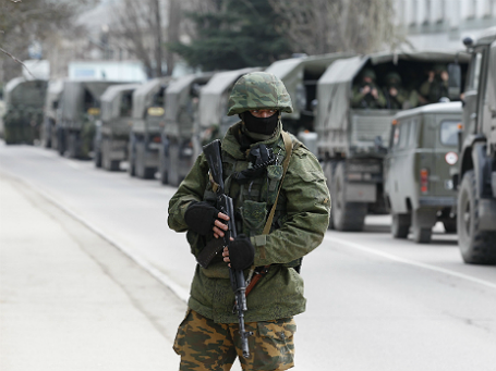 Колонна вооруженных войск на украинской границе в Балаклаве. Фото: Reuters.