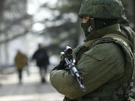 Вооруженный человек возле регионального здания крымского парламента в Симферополе. Фото: Reuters.