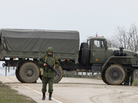 Вооруженные люди охраняют дорогу, ведущую в крымский аэропорт. Фото: Reuters