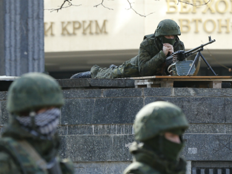 Вооруженные люди охраняют региональное здание крымского парламента в Симферополе. Фото: Reuters.