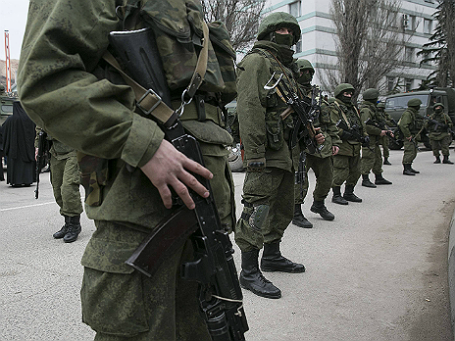 Вооруженные люди на украинской границе в Балаклаве. Фото: Reuters.