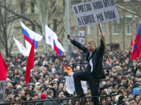 Участники митинга в центре Донецка. Фото: Reuters