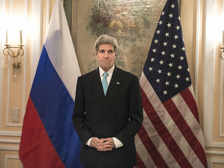 Госсекретарь США Джон Керри в ожидании главы МИД РФ Сергея Лаврова на встрече в Мюнхене 31 января 2014 года. Фото: Reuters