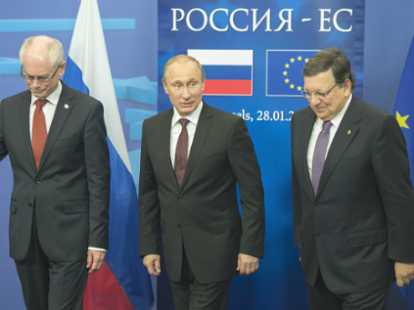 Президент России Владимир Путин (в центре) во время встречи у здания Совета Европейского союза с председателем Европейского Совета Херманом Ван Ромпеем (слева) и председателем Европейской комиссии Жозе Мануэл Баррозу (справа) 28 января 2014 года. Фото: РИА Новости