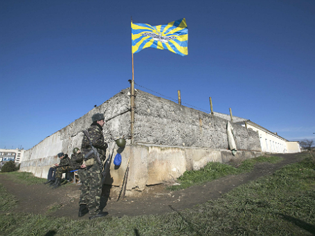 Украинские военные у воинской части, расположенной в поселке Любимовка в Крыму. Фото: Reuters 