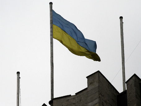 Украинский флаг над донецкой обладминистрацией. Фото: Reuters