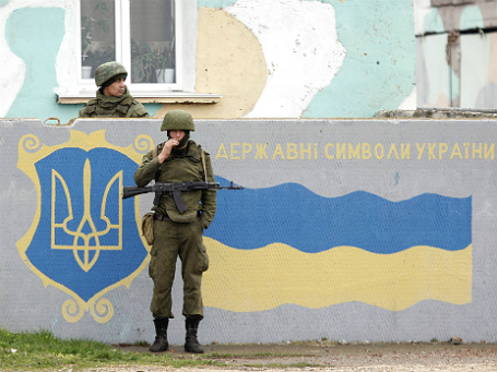 Военные недалеко от международного аэропорта Бельбек в Севастополе. Фото: Reuters