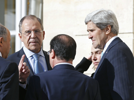 Глава МИД РФ Сергей Лавров (слева) и госсекретарь США Джон Керри (справа) во время встречи в Париже 5 марта 2014 года. Фото: Reuters