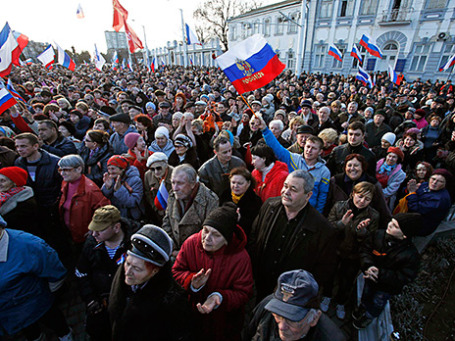 Пророссийские демонстранты на митинге в Евпатории. Фото: Reuters