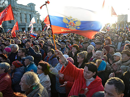 Пророссийские демонстранты в Евпатории. Фото: Reuters