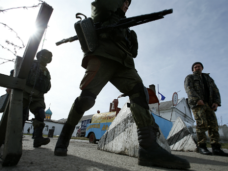 Вооруженные люди за пределами украинского военной базы в селе Перевальное, в Симферопольском районе Крыма 10 марта 2014.Фото: Reuters.