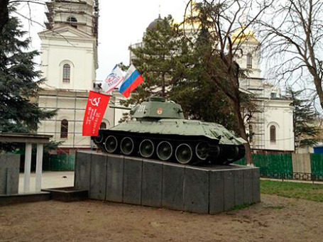 На танке у Верховного совета АРК установили российский и советский флаги. Фото: Никита Баталов/BFM