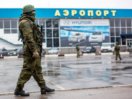 Вооруженный человек у здания аэропорта Симферополя. Фото: РИА Новости