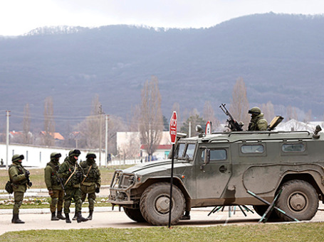 Военные, предположительно российские солдаты, недалеко от военной базы в Перевальном. Фото: Reuters