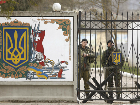 Украинские военные за воротами воинской части в селе Перевальное вблизи Симферополя. Фото: Reuters