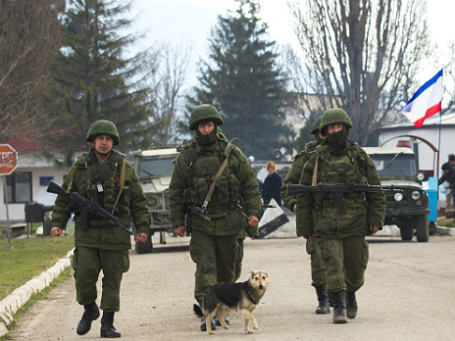 Вооруженные люди рядом с военной базой в селе Перевальное, Автономной Республике Крым. Фото: Reuters